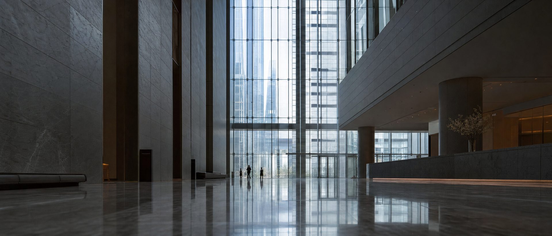 Le hall d’un grand immeuble de bureaux