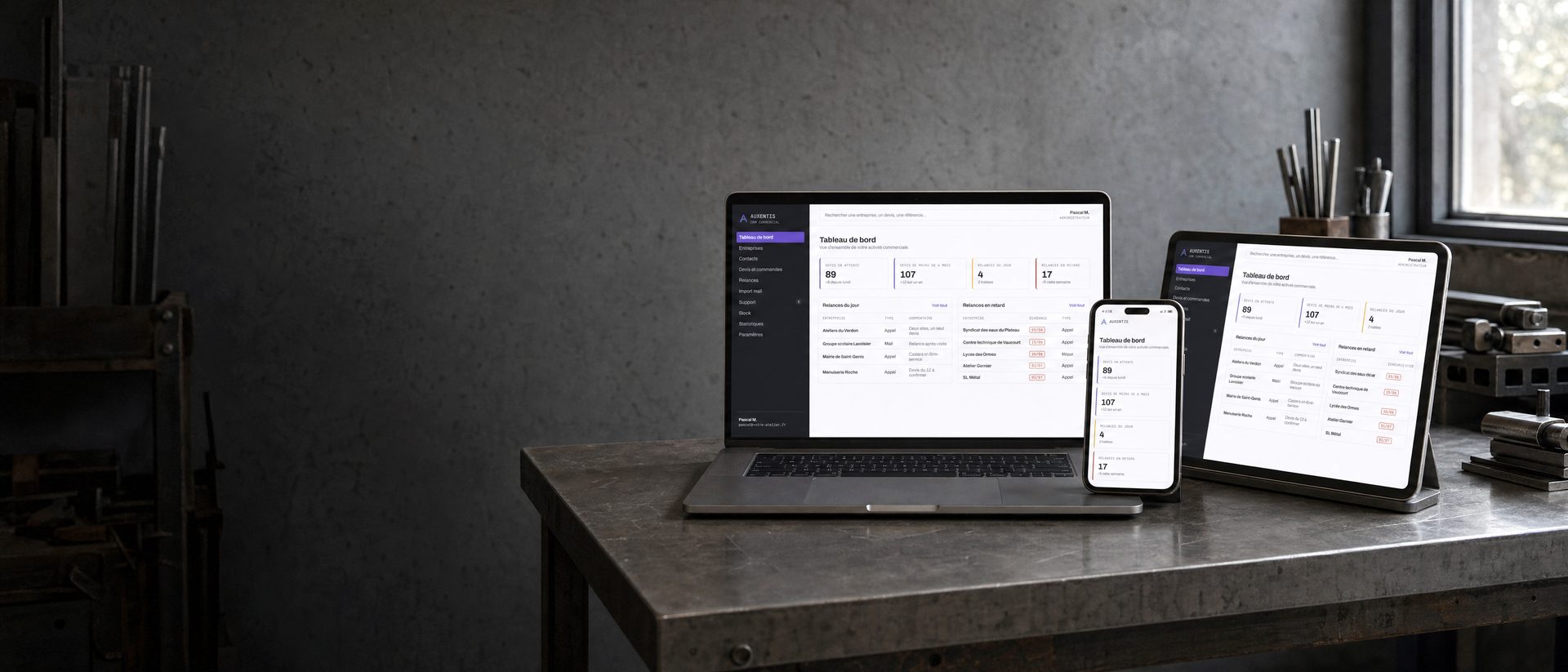Le dirigeant dans l’atelier, téléphone en main, portable ouvert