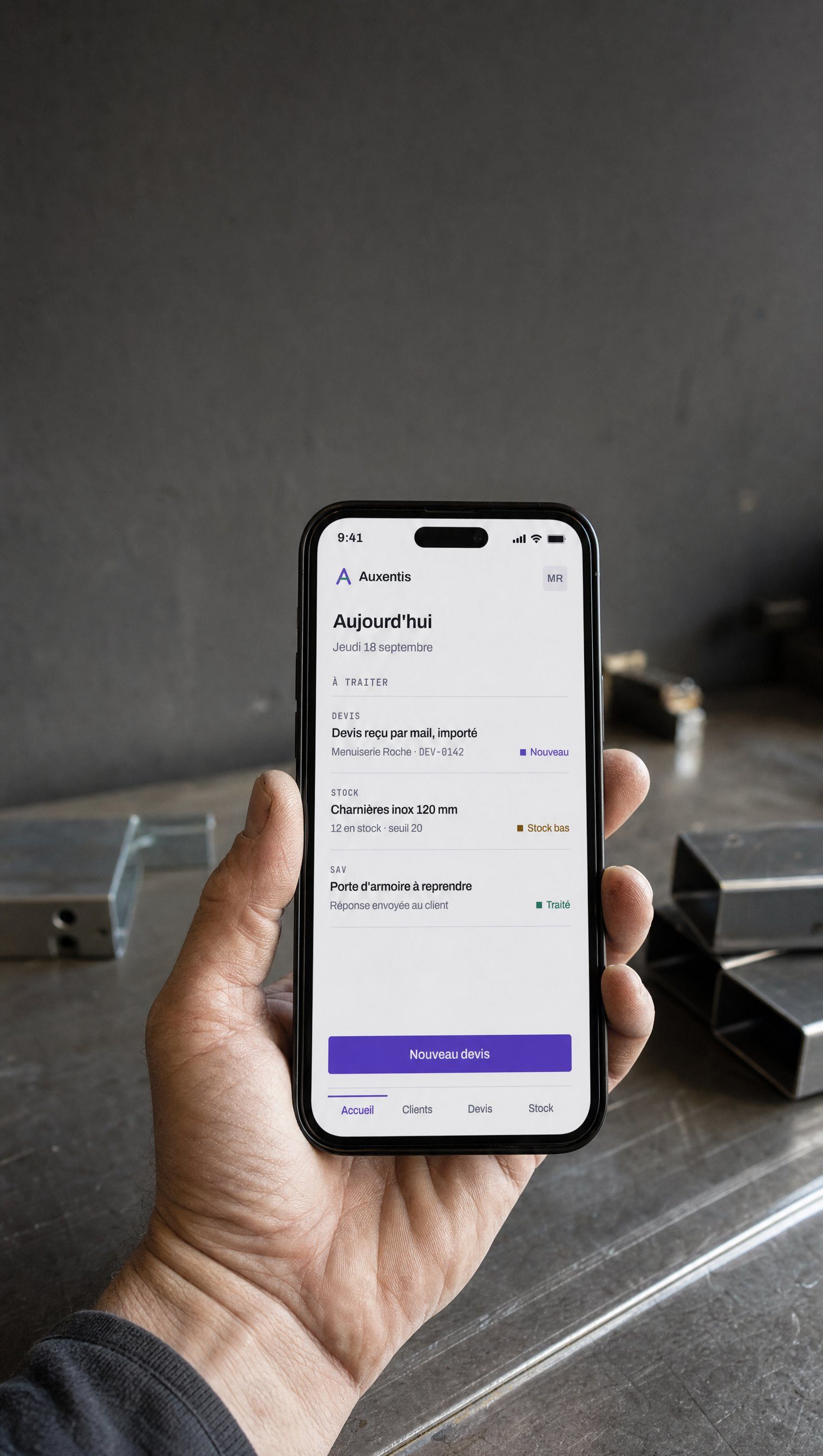 Le CRM Auxentis sur un téléphone : devis, stock, SAV