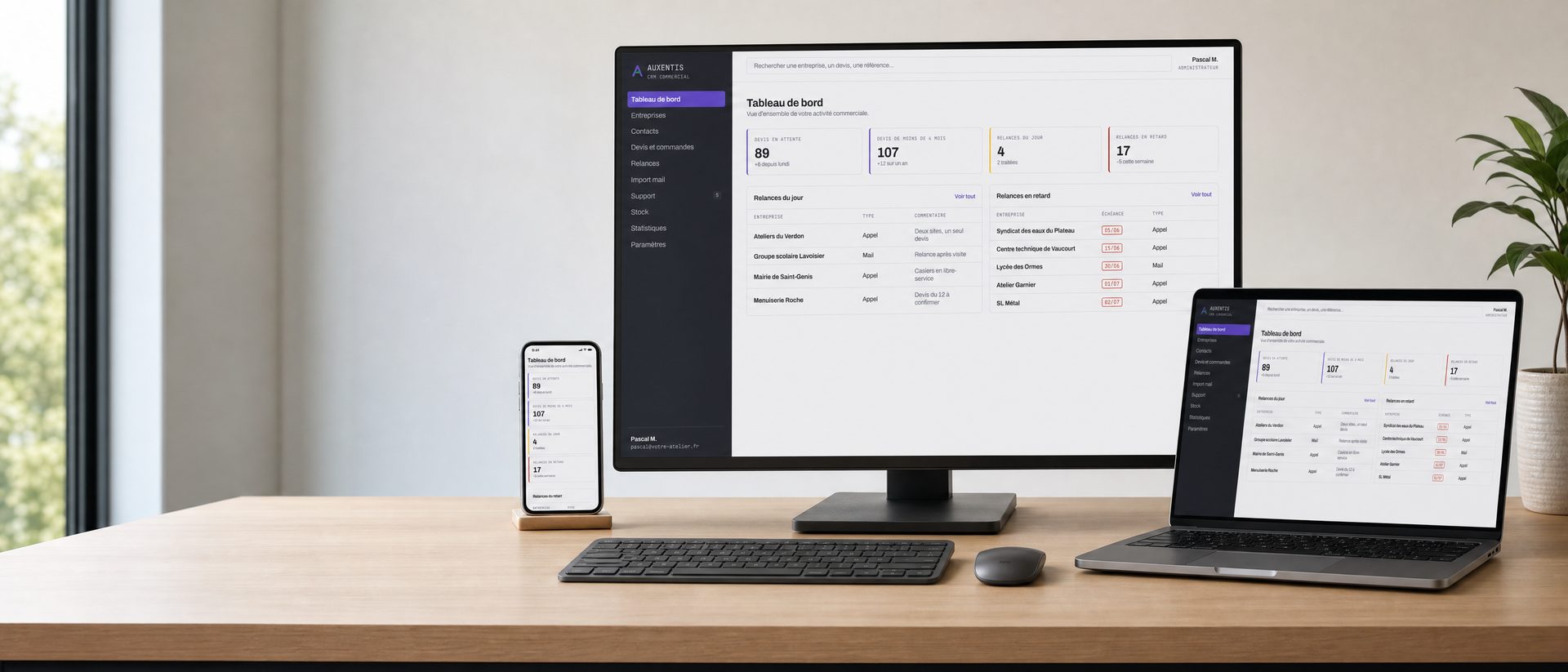 Un bureau clair : écran, ordinateur portable et téléphone, tous avec le CRM affiché