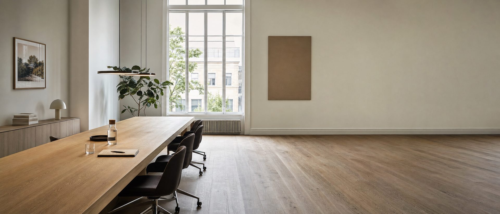 Une grande salle claire, une longue table et des chaises vides